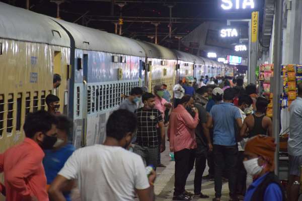 यात्रियों की न जांच न स्क्रीनिंग, सीधे भेज दिया घर, देखें फोटो में