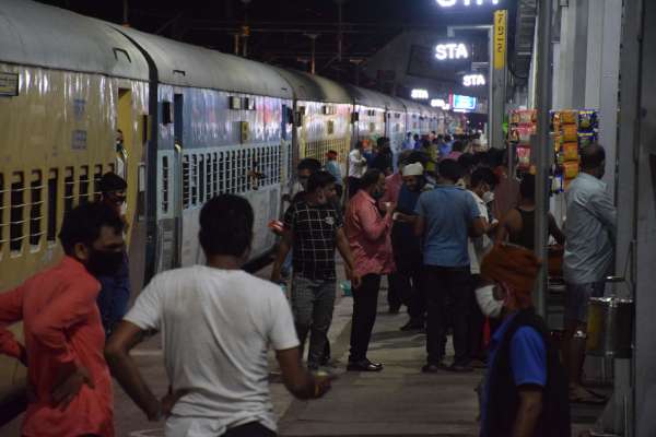 यात्रियों की न जांच न स्क्रीनिंग, सीधे भेज दिया घर, देखें फोटो में