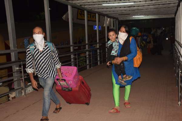 यात्रियों की न जांच न स्क्रीनिंग, सीधे भेज दिया घर, देखें फोटो में