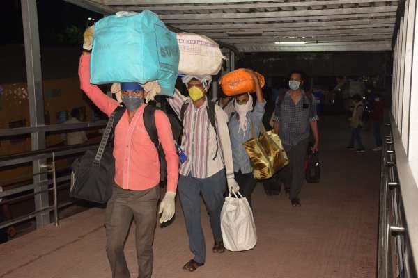 यात्रियों की न जांच न स्क्रीनिंग, सीधे भेज दिया घर, देखें फोटो में