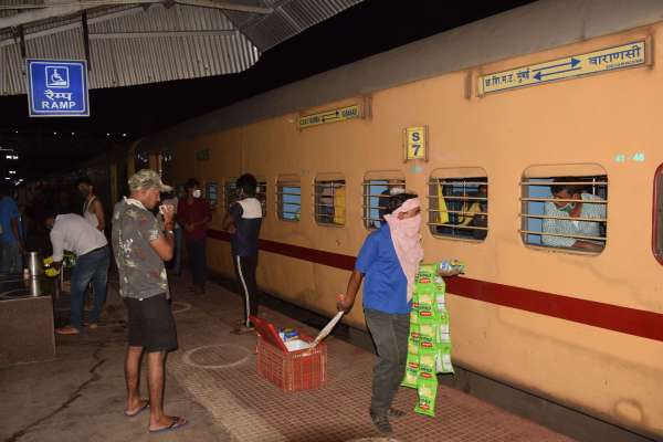 यात्रियों की न जांच न स्क्रीनिंग, सीधे भेज दिया घर, देखें फोटो में