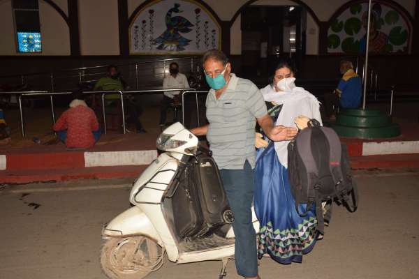 यात्रियों की न जांच न स्क्रीनिंग, सीधे भेज दिया घर, देखें फोटो में