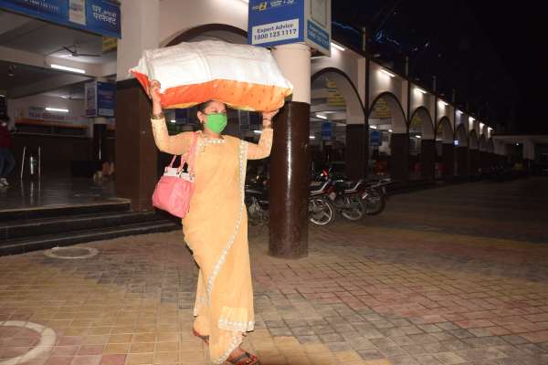 यात्रियों की न जांच न स्क्रीनिंग, सीधे भेज दिया घर, देखें फोटो में