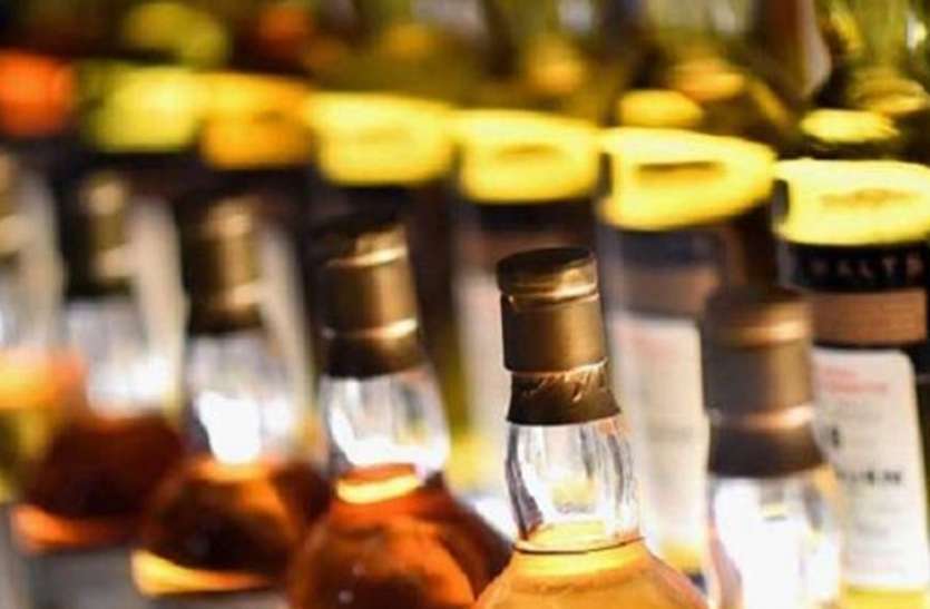 शराब की हर बोतल पर डेढ़ से तीस रुपए तक सरचार्ज