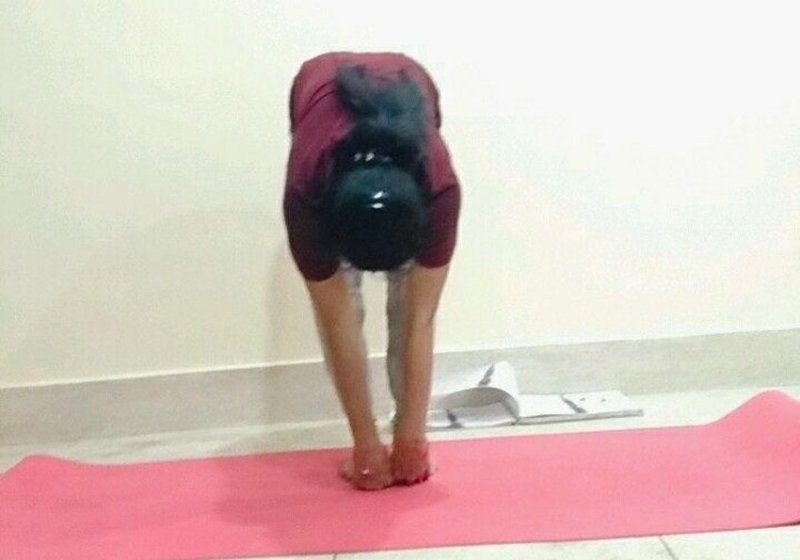 पाद हस्तासन से होती है रीढ़ की हड्डी मजबूत