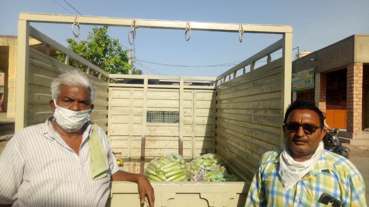 लॉकडाउन के पहले दिन से कर रहे पशु-पक्षियों और वानरों की सेवा