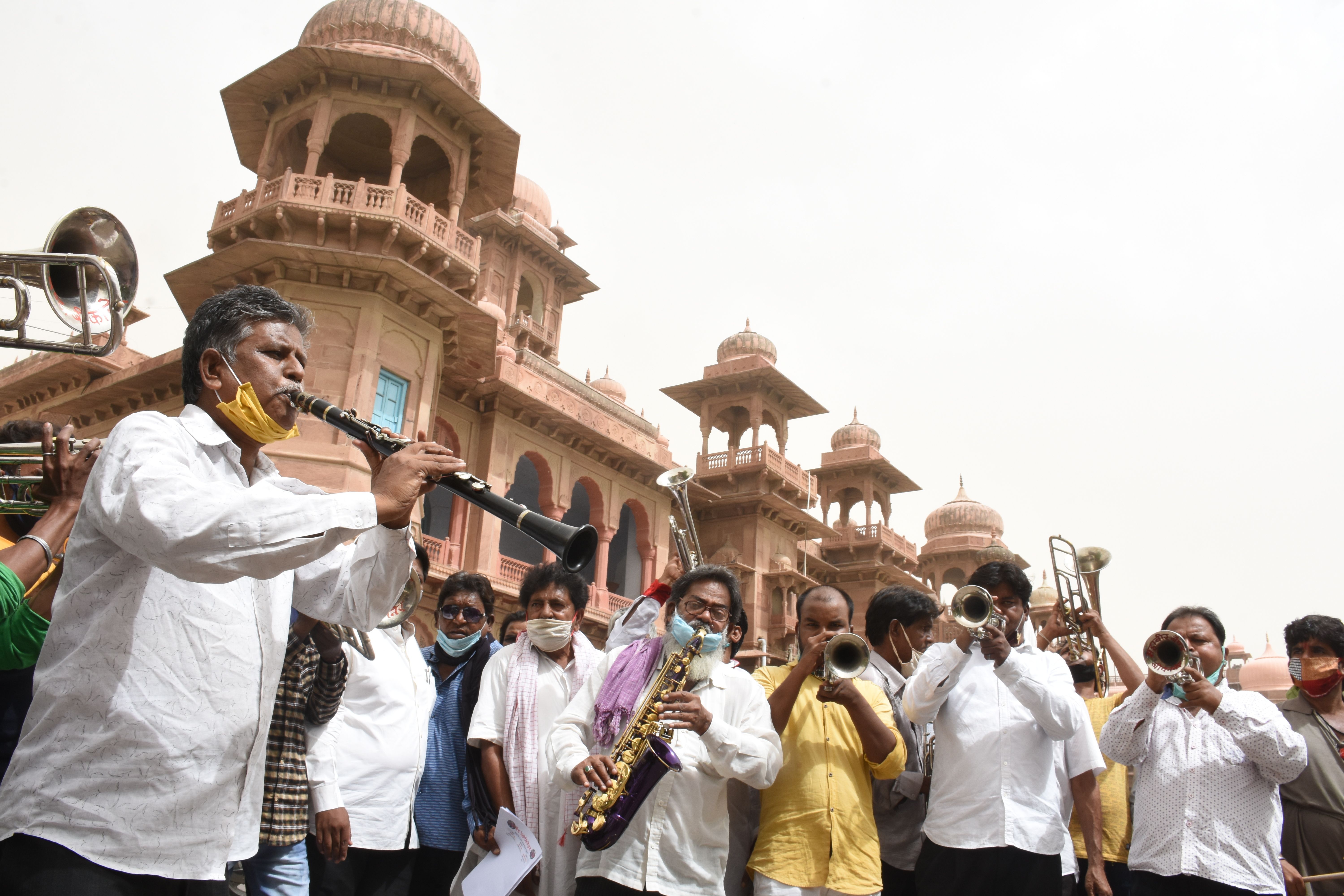 बैण्ड की मधुर धुनों के साथ कलाकारों ने लगाई गुहार