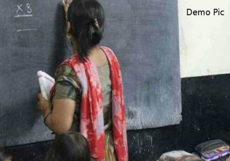 यूपी के 25 जिलों में नौकरी कर वेतन ले रही एक शिक्षिका, खुलासा होने पर अधिकारी हैरान