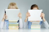 ऑनलाइन पढ़ाई में मोबाइल, कम्प्यूटर में नजरें गड़ाए पढ़ते हैं विद्यार्थी, आंखों से टपक रहा पानी, जानिए क्या कहते हैं नेत्र चिकित्सक