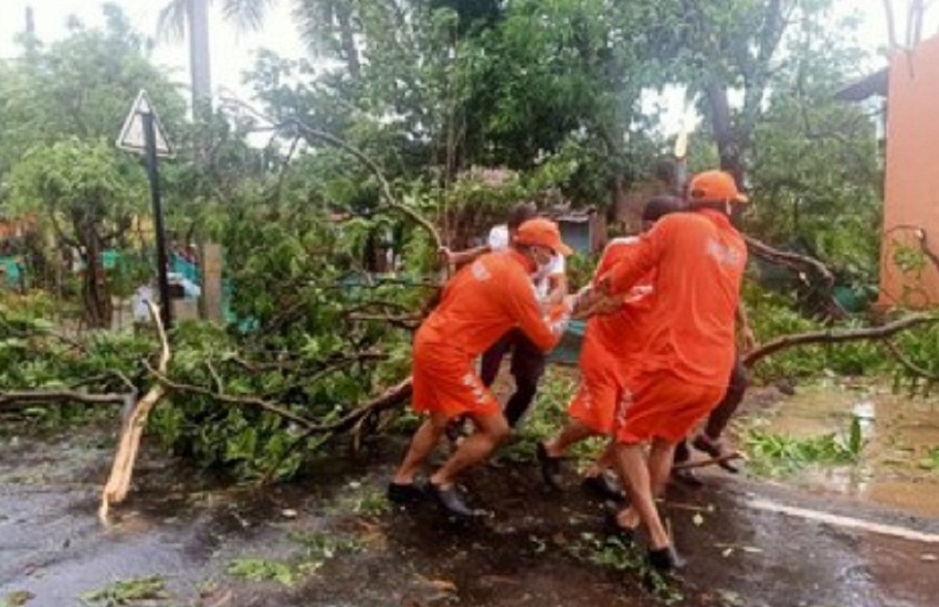 NDRF team doing rescue work