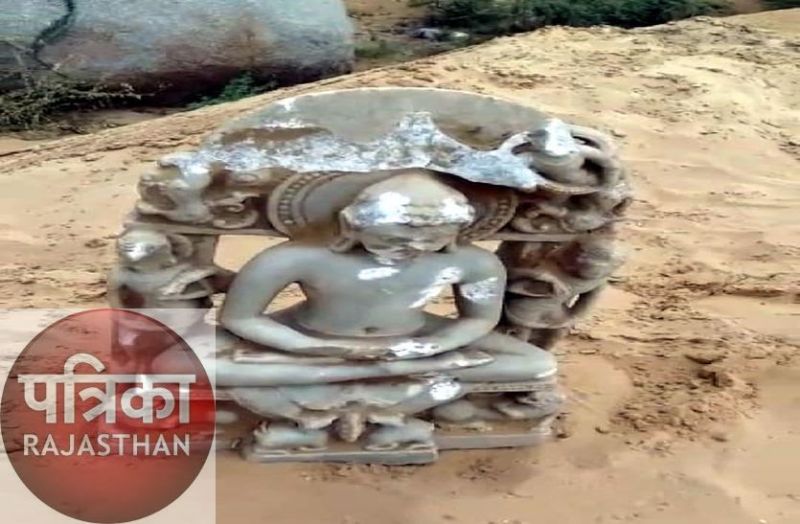 भूमि समतल करने के दौरान निकली जैन तीर्थंकर की खंडित प्रतिमा, भेजी जाएगी संग्रहालय में