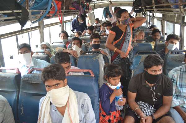 यात्रियों की जा रही है थर्मल स्कैनिंग