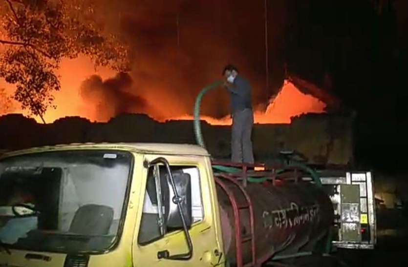VIDEO STORY:रूई गोदाम में भीषण आग, फायर ब्रिगेड की टीम ने घंटों मशक्कत के बाद पाया काबू