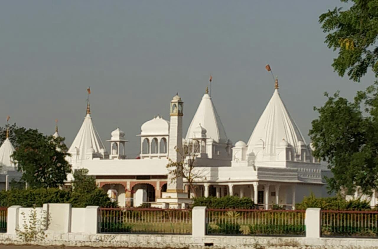 जैन धर्म के इष्टदेव भगवान आदिनाथ की खडगासन प्रतिमा यहां है विराजमान