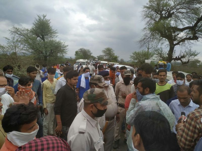 पांच घंटे से सड़क जाम, गुस्से में किसान, प्रशासन हलकान