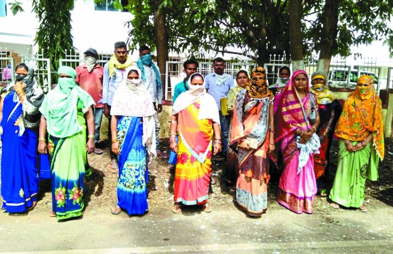 रोजगार सहायक की मनमानी से त्रस्त