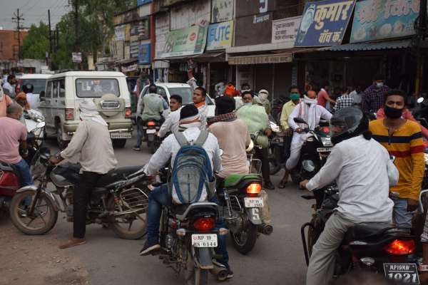 सोशल डिस्टेंसिंग को लेकर बेपरवाह लोग, कोरोना का डर नहीं, देखें फोटो में