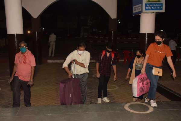 लॉकडाउन के बाद पहली बार सतना पहुंची ट्रेन, यात्री हुए रवाना, देखें फोटो में