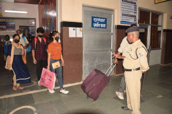 लॉकडाउन के बाद पहली बार सतना पहुंची ट्रेन, यात्री हुए रवाना, देखें फोटो में