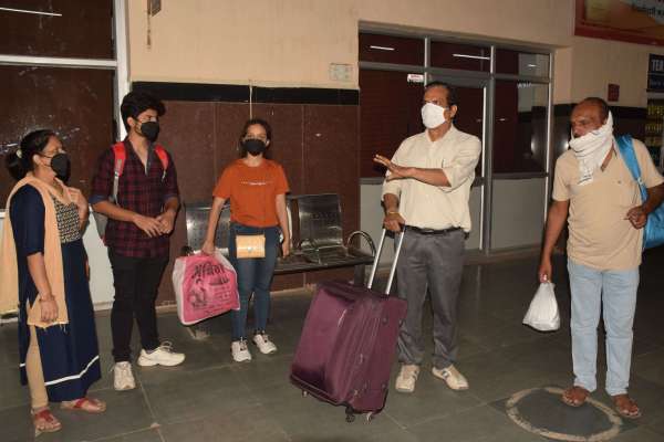 लॉकडाउन के बाद पहली बार सतना पहुंची ट्रेन, यात्री हुए रवाना, देखें फोटो में