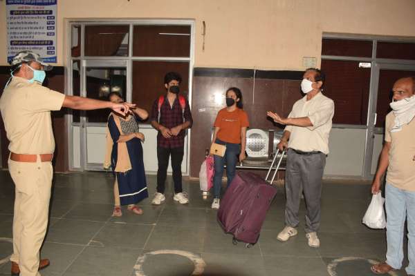 लॉकडाउन के बाद पहली बार सतना पहुंची ट्रेन, यात्री हुए रवाना, देखें फोटो में