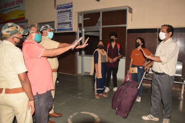 लॉकडाउन के बाद पहली बार सतना पहुंची ट्रेन, यात्री हुए रवाना, देखें फोटो में