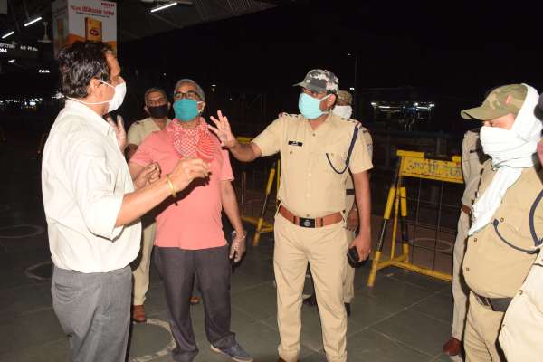 लॉकडाउन के बाद पहली बार सतना पहुंची ट्रेन, यात्री हुए रवाना, देखें फोटो में