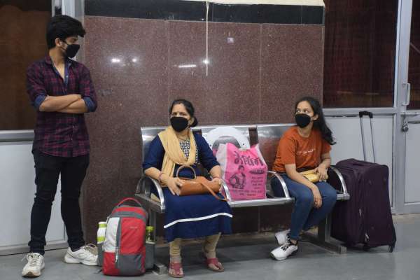 लॉकडाउन के बाद पहली बार सतना पहुंची ट्रेन, यात्री हुए रवाना, देखें फोटो में