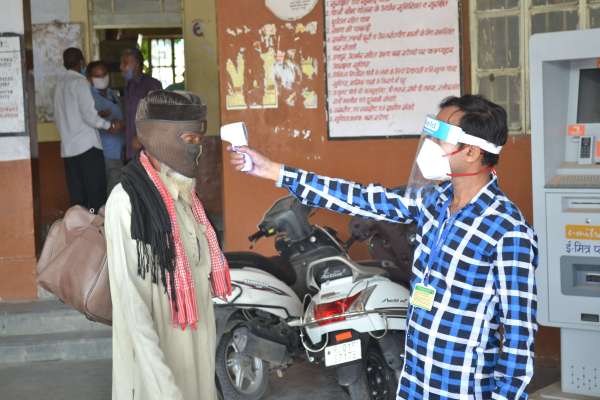 यात्रियों की जा रही है थर्मल स्कैनिंग