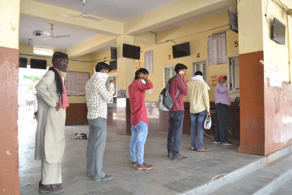 यात्रियों की जा रही है थर्मल स्कैनिंग