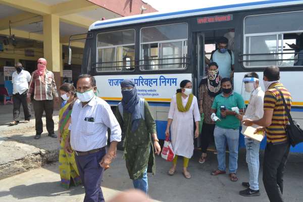 यात्रियों की जा रही है थर्मल स्कैनिंग