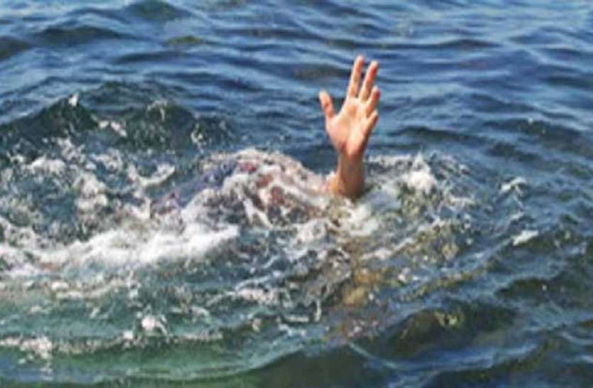 खेलते-खेलते गड्ढे में गिरी दो साल की बच्ची, डूबने से मौत