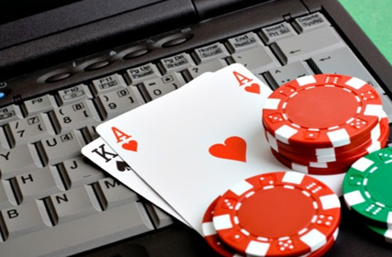 बैंक कैशियर को लगी ऑनलाइन जुए की ऐसी लत, ग्राहकों के करोड़ों रुपए उड़ाए, यूं आया पकड़ में