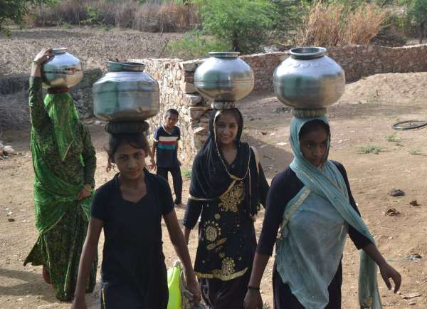 Water : कुओं से  बुझा रहे हैं प्यास