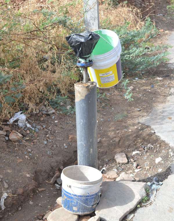 Water : कुओं से  बुझा रहे हैं प्यास