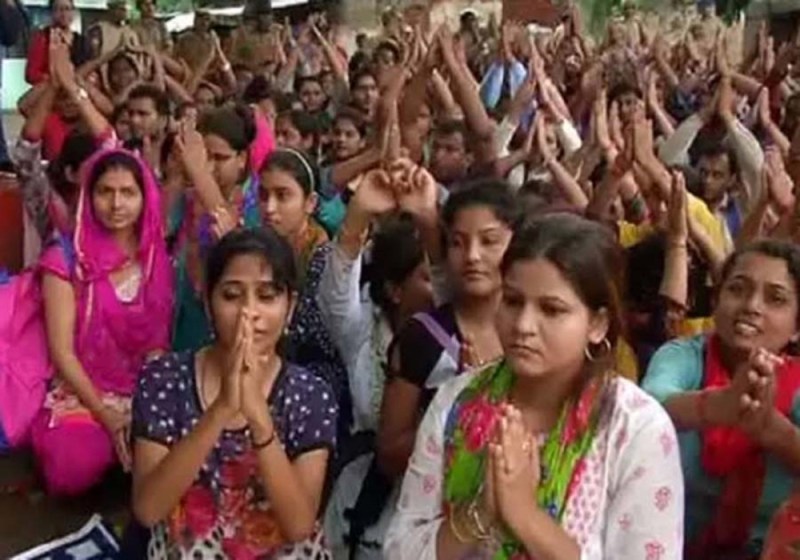 69000 शिक्षक भर्ती में वसूली करते 8 लोग पकड़े गये,जाने पूरा मामला