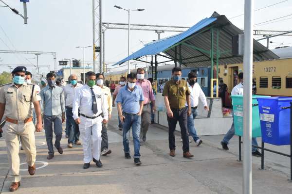 लॉकडाउन के बाद डीआरएम ने किया सतना स्टेशन का निरीक्षण, देखें फोटो में