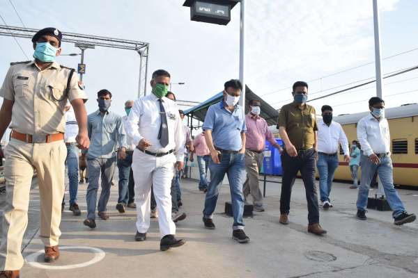 लॉकडाउन के बाद डीआरएम ने किया सतना स्टेशन का निरीक्षण, देखें फोटो में