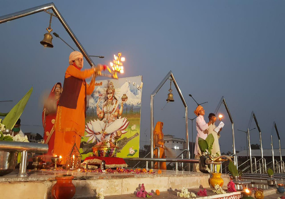 World Environment Day : मनकामेश्वर घाट पर पूर्णिमा आरती और कबीर जन्मोत्सव मनाया गया