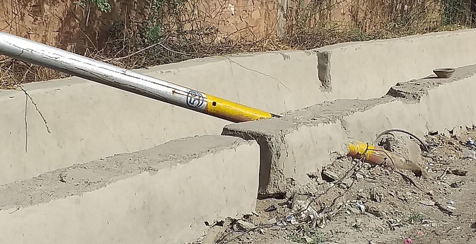 . हादसे को न्यौता दे रहे लापरवाही के पोल