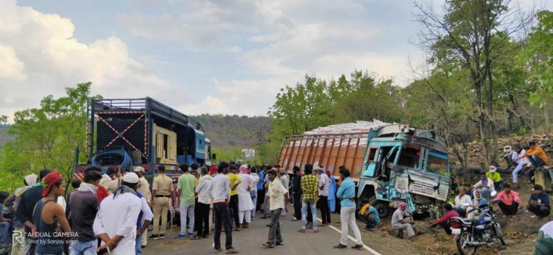 पहिया में फंस गया किसान, जुट गर्इ भीड़, सायरन बजाते पहुंचे पुलिस व प्रशासनिक अधिकारी