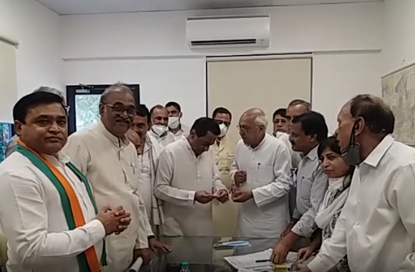 VIDEO STORY: बीजेपी को झटका, पूर्व मंत्री बालेंदु शुक्ल ने कमलनाथ के भोपाल निवास पर ली कांग्रेस की सदस्यता