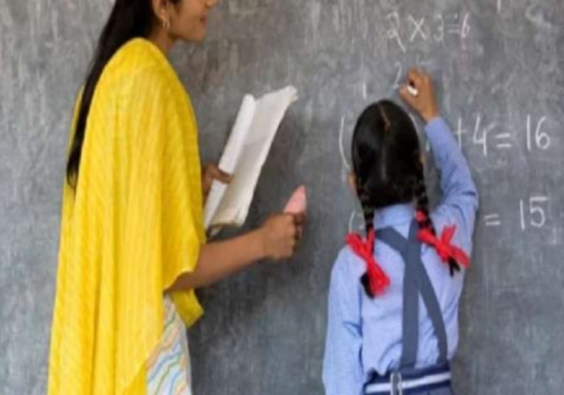 यूपी में एक प्राइमरी टीचर की सैलरी आठ लाख रुपए महीना