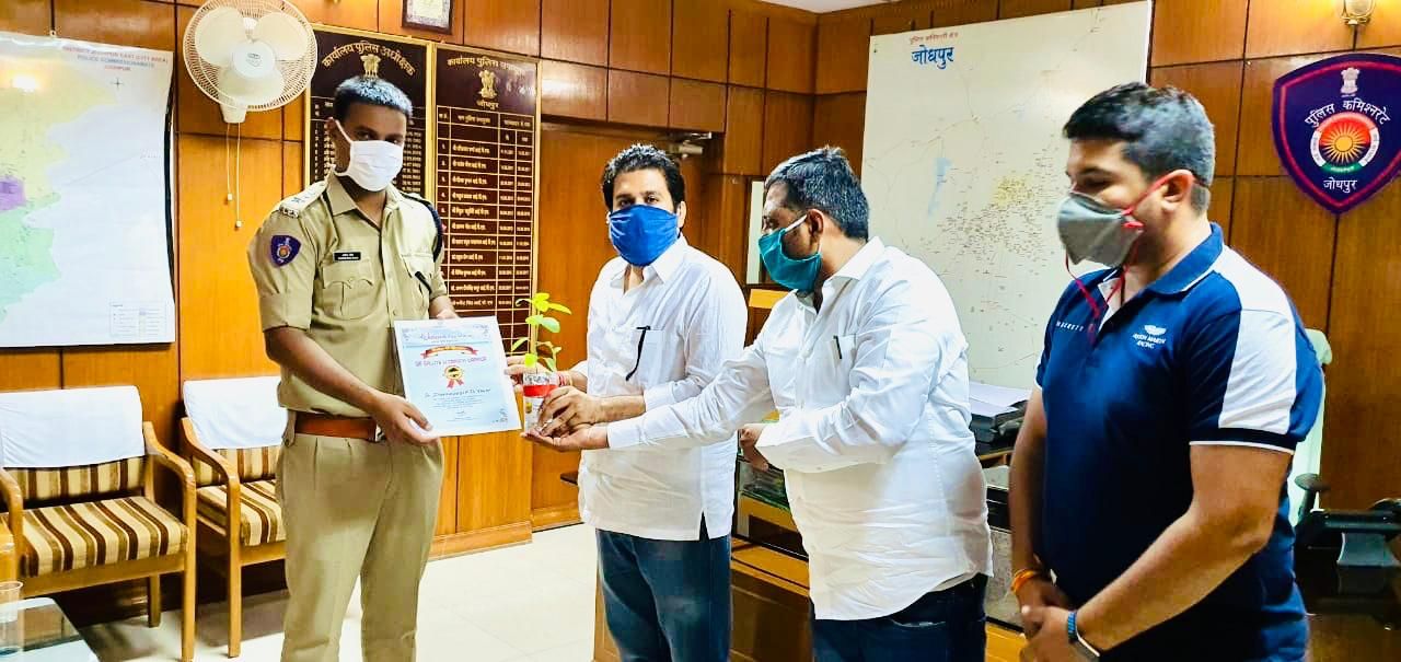 मेडिसिन प्लांट्स के साथ कोरोना वॉरियर्स का सम्मान