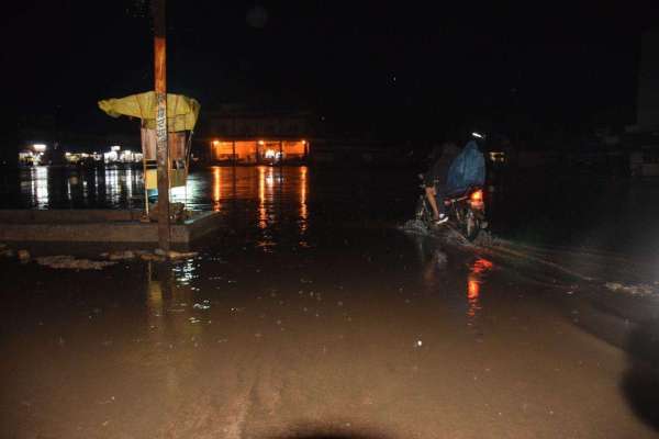चक्रवाती बारिश से पानी पानी हुआ जिला, देखें फोटो में