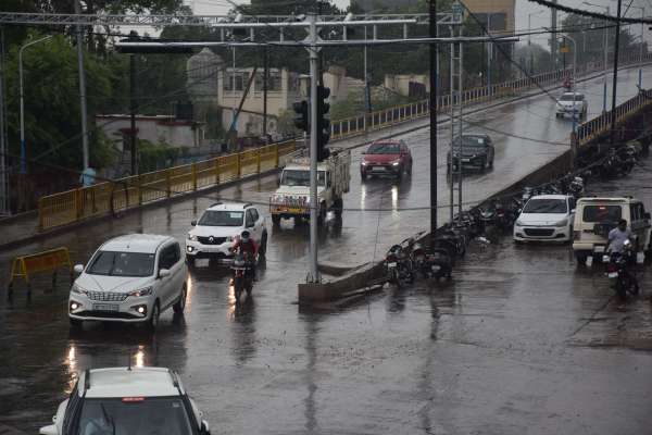 चक्रवाती बारिश से पानी पानी हुआ जिला, देखें फोटो में