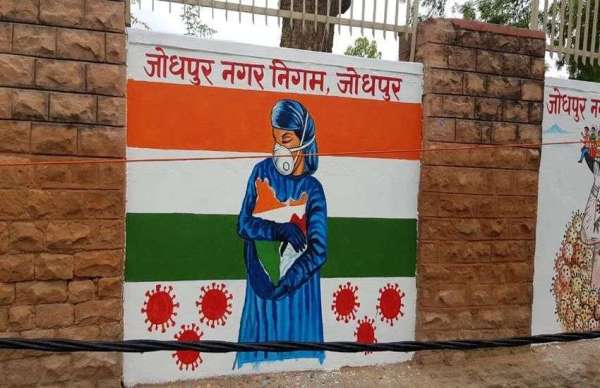 मेडिकल कॉलेज से एमडीएम हॉस्पिटल जाने वाली रोड पर स्लोगन लिखने का काम शुरू