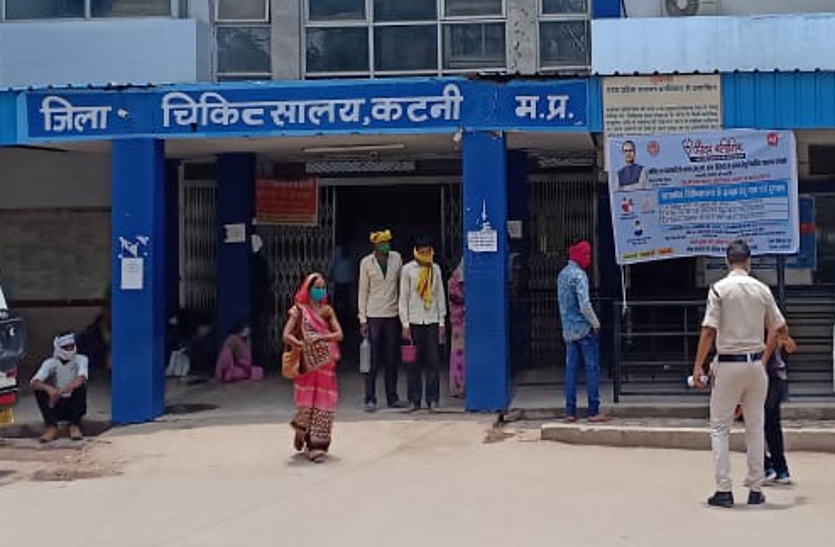The main gate of the district hospital where there is a crowd for OPD.