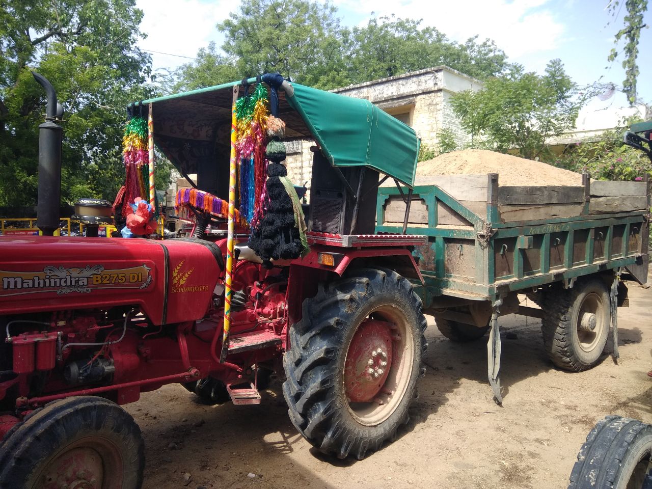 अवैध बजरी के खिलाफ माइनिंग विभाग ने की कार्रवाई बजरी से भरा एक ट्रैक्टर-ट्रॉली किया जप्त