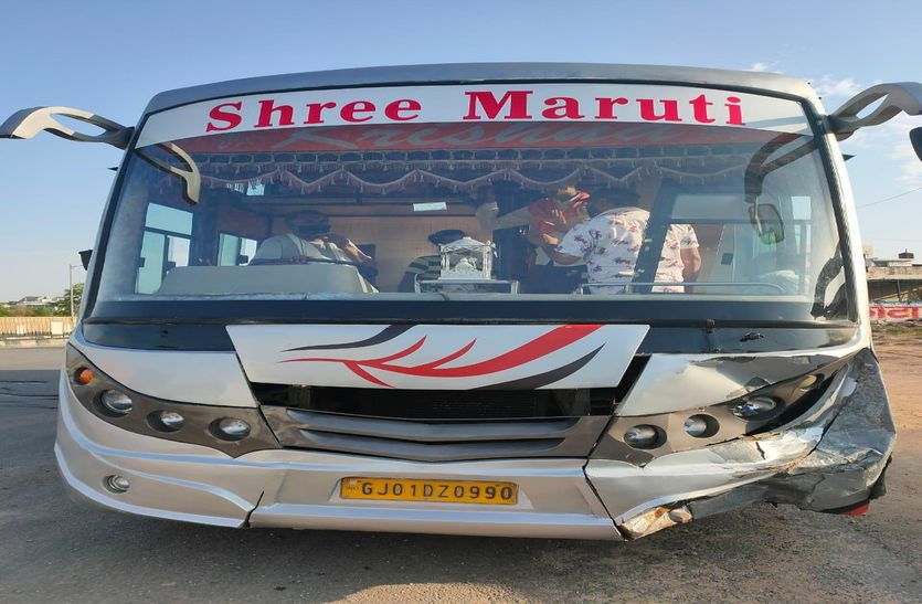 बस ऑपरेटर्स ने पकड़ी गुजरात की स्लीपर बस, 36 सीटर में 55 सवारी ले जा रहे